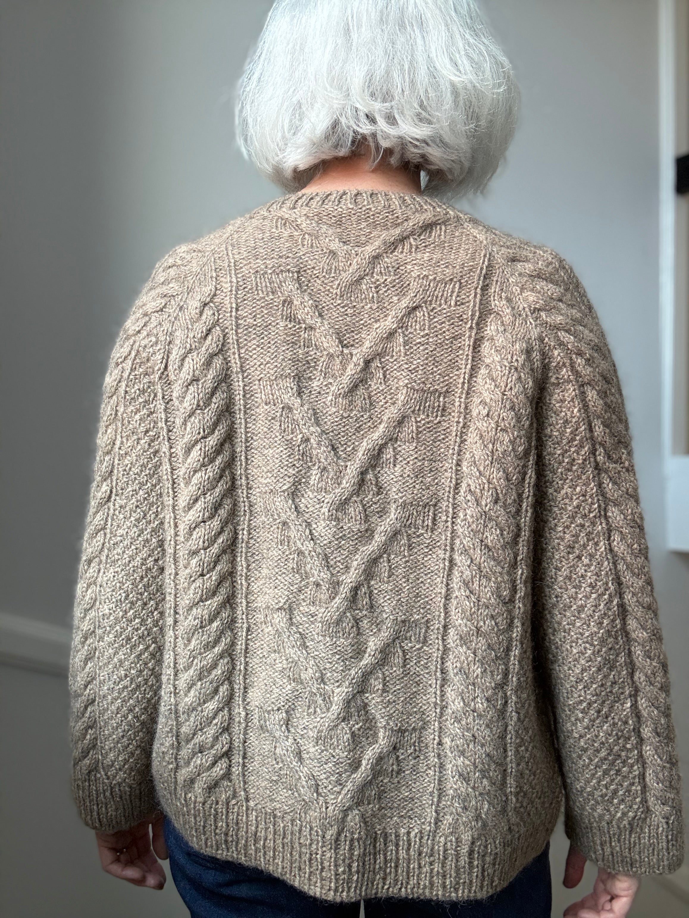 Cable Joy Cardigan (English) – Lenes Knitwear