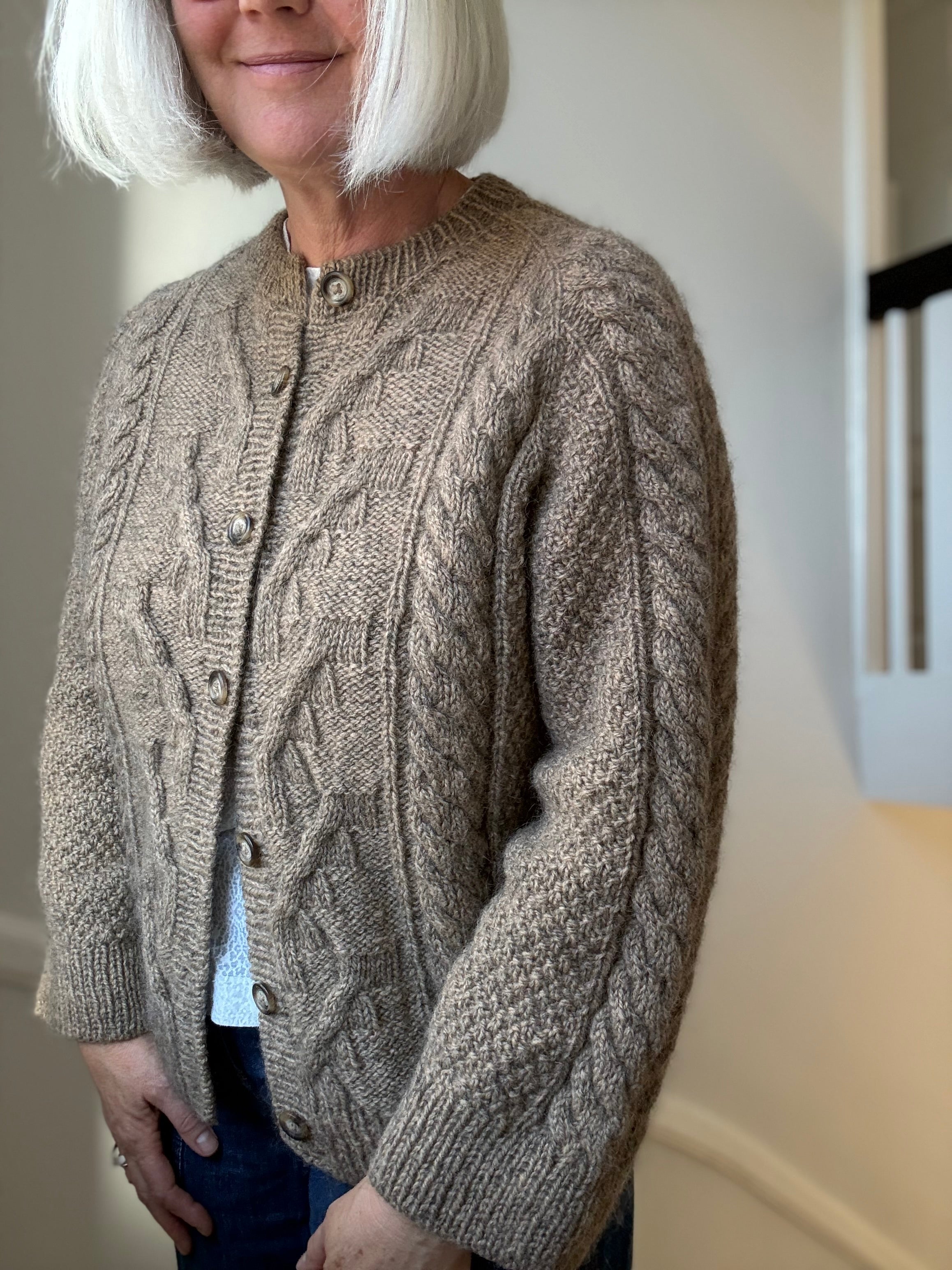 Cable Joy Cardigan (English) – Lenes Knitwear