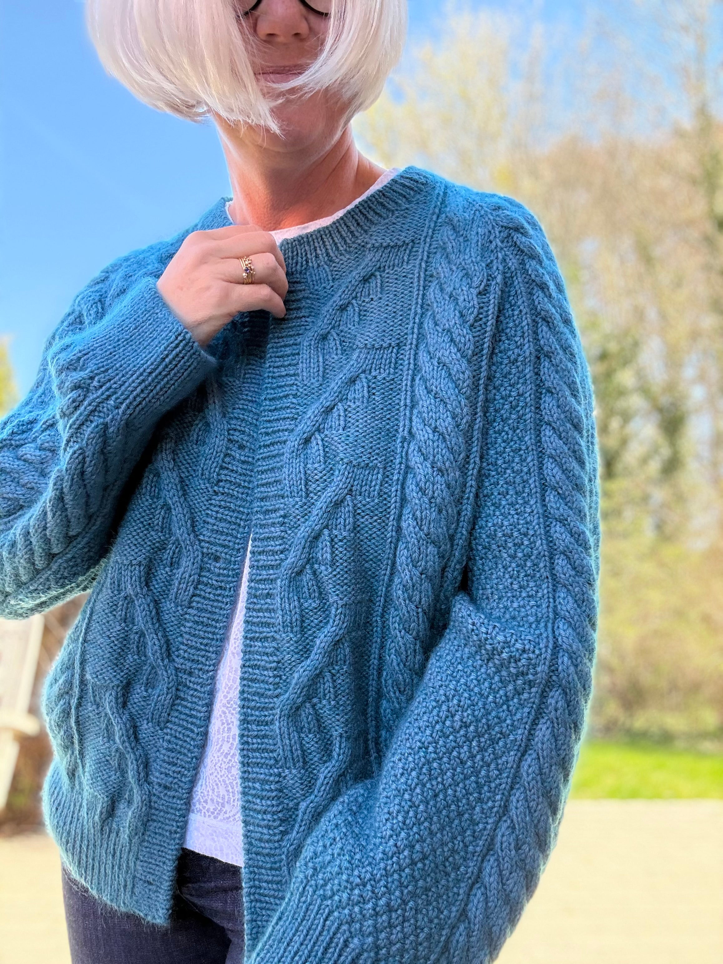 Cable Joy Cardigan (English) – Lenes Knitwear