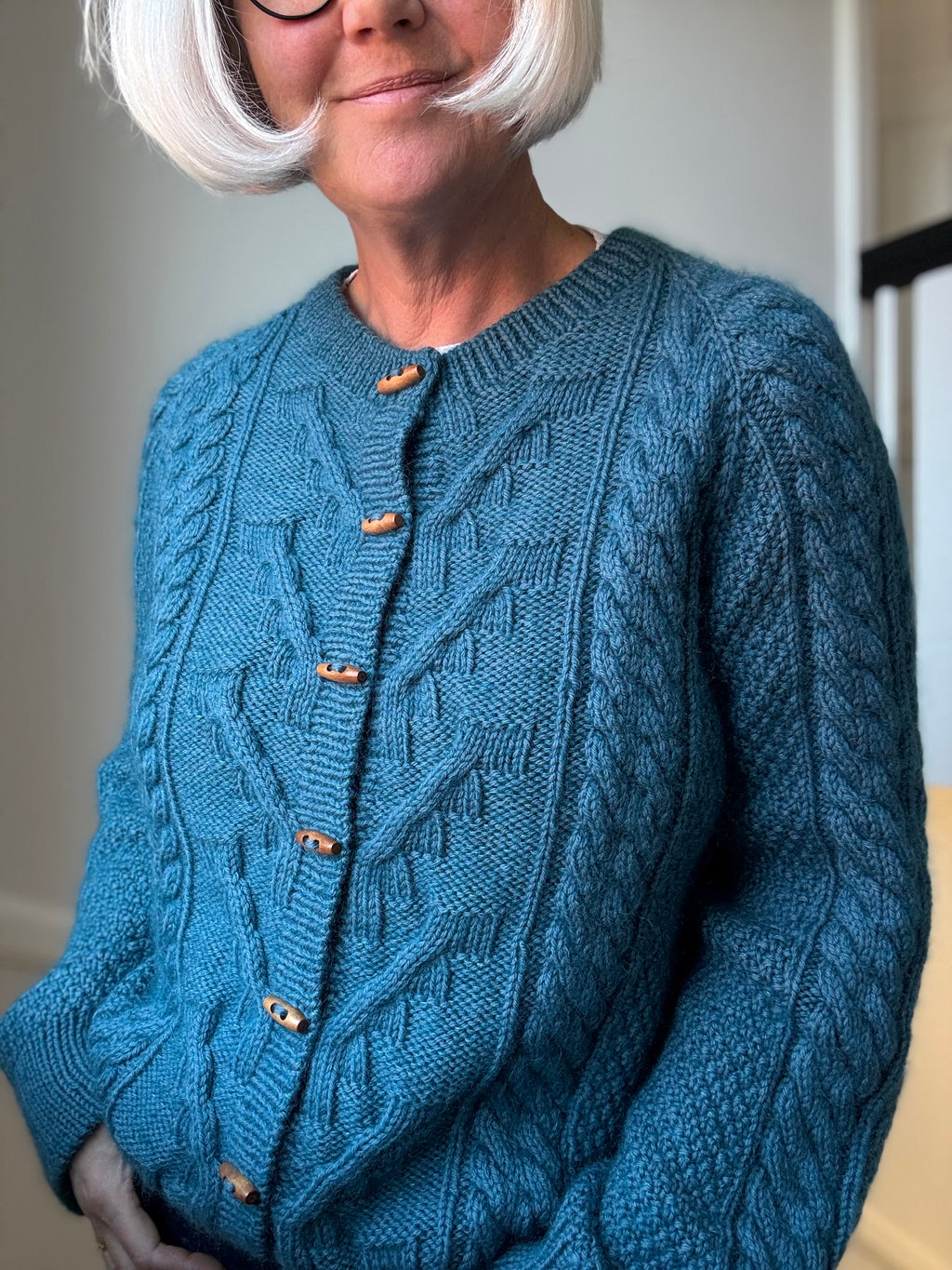 Cable Joy Cardigan (Deutsch)