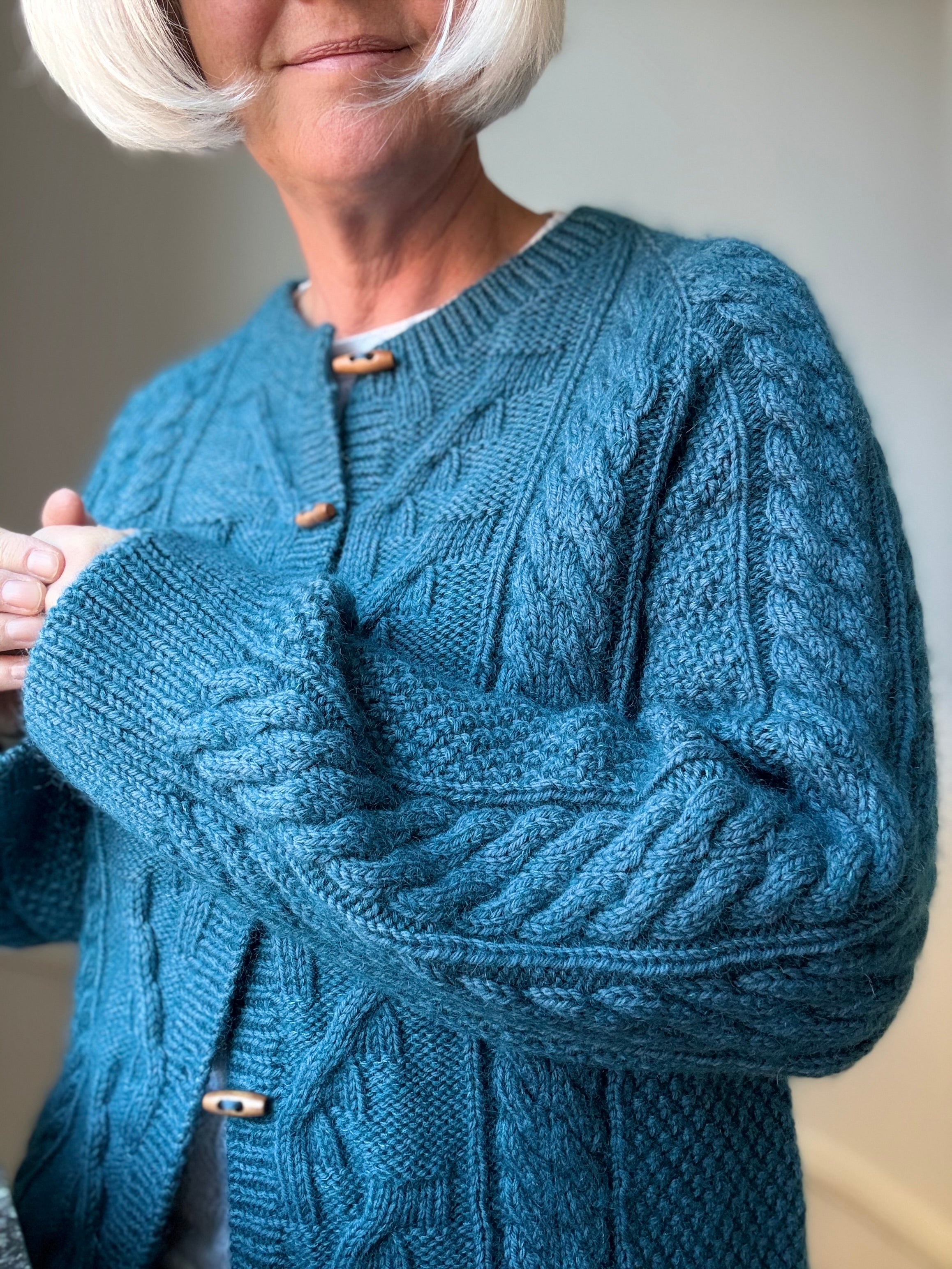 Cable Joy Cardigan (Deutsch)